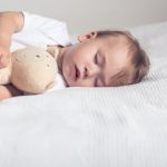 Kodėl kūdikiai kartais blogai miega ir ką daryti?