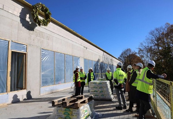 Eiga: Kauno rajono savivaldybės vadovai, rangovai ir Domeikavos bendruomenės nariai apžiūrėjo sparčiai vykstančius darbus. KRS nuotr.